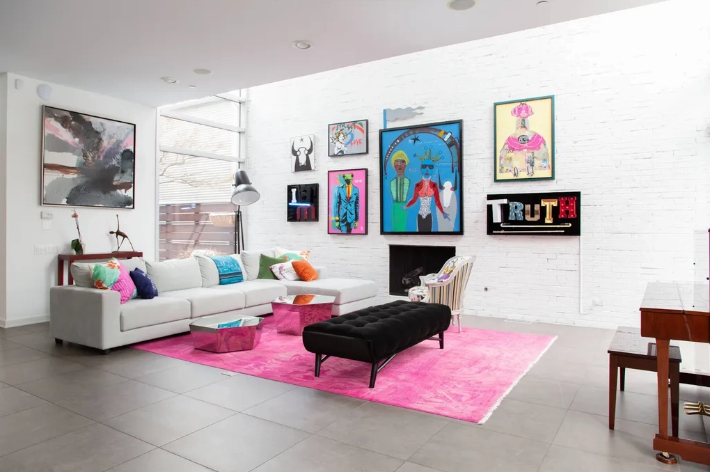 Những vật trang trí như tranh hoặc thảm sẽ là điểm nhấn của phong cách Pop Art
