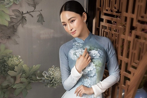 Áo dài vẽ tay với họa tiết tinh xảo