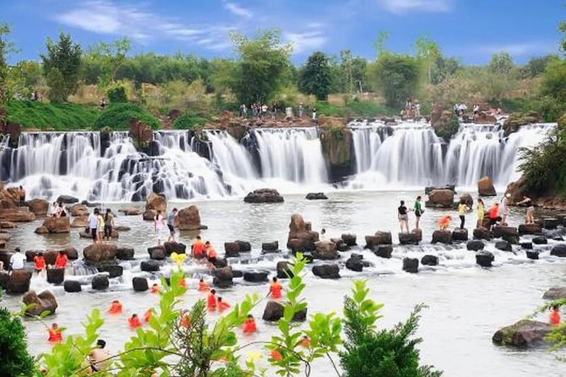Cận cảnh kiến trúc mái ngói cổ kính tại Văn Miếu Trấn Biên