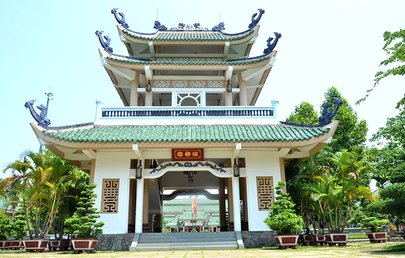 Cây xanh bao quanh Văn Miếu Trấn Biên tạo không gian yên bình