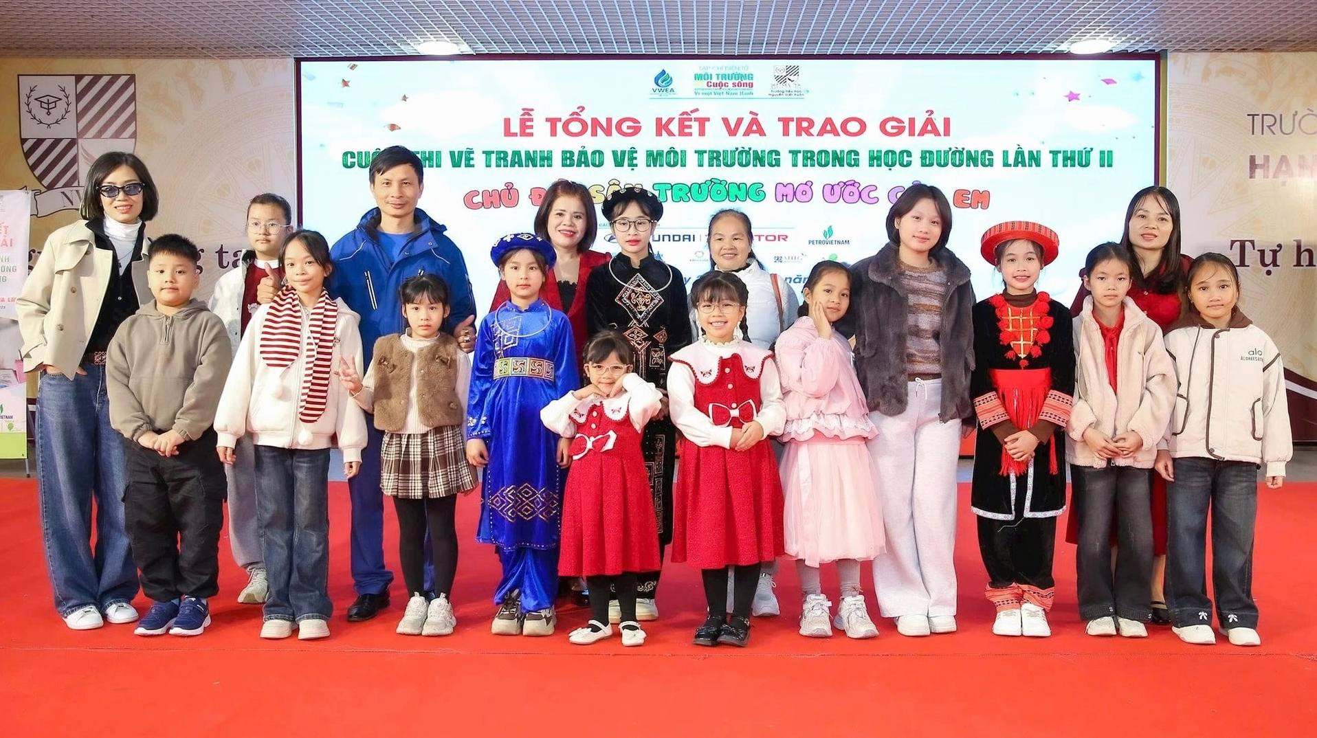 Chi tiết một sân trường mơ ước với cây xanh và các hoạt động vui chơi
