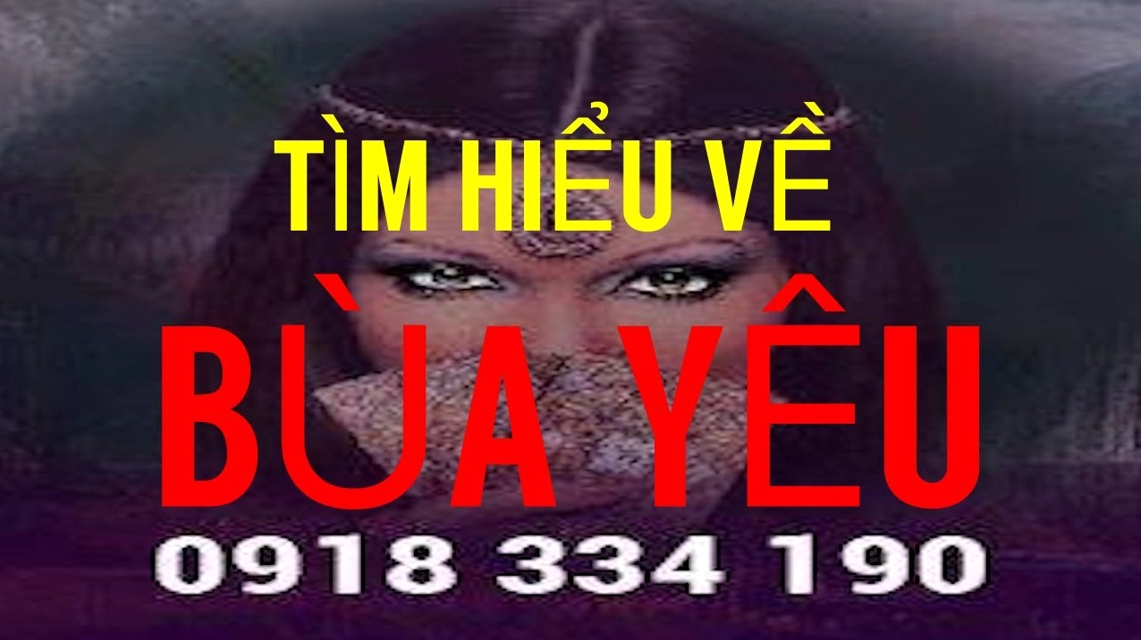 Hình ảnh cận cảnh một bàn tay đang tỉ mỉ vẽ các đường nét trên giấy