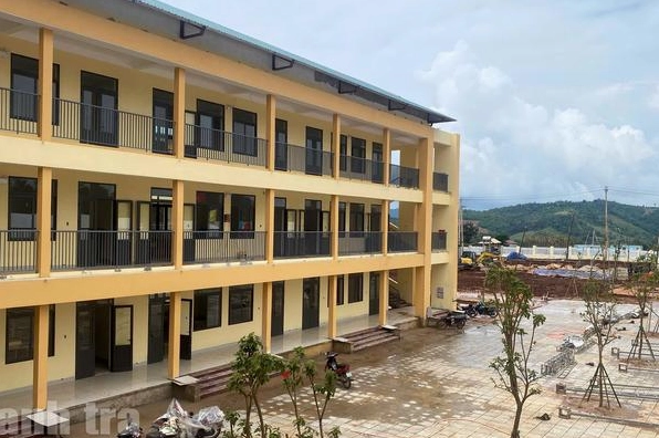 Hình ảnh minh họa cho một sân trường mơ ước với nhiều hoạt động học tập và vui chơi