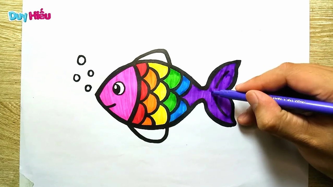 Hoàn thiện nét vẽ cá heo và tẩy bỏ chi tiết thừa