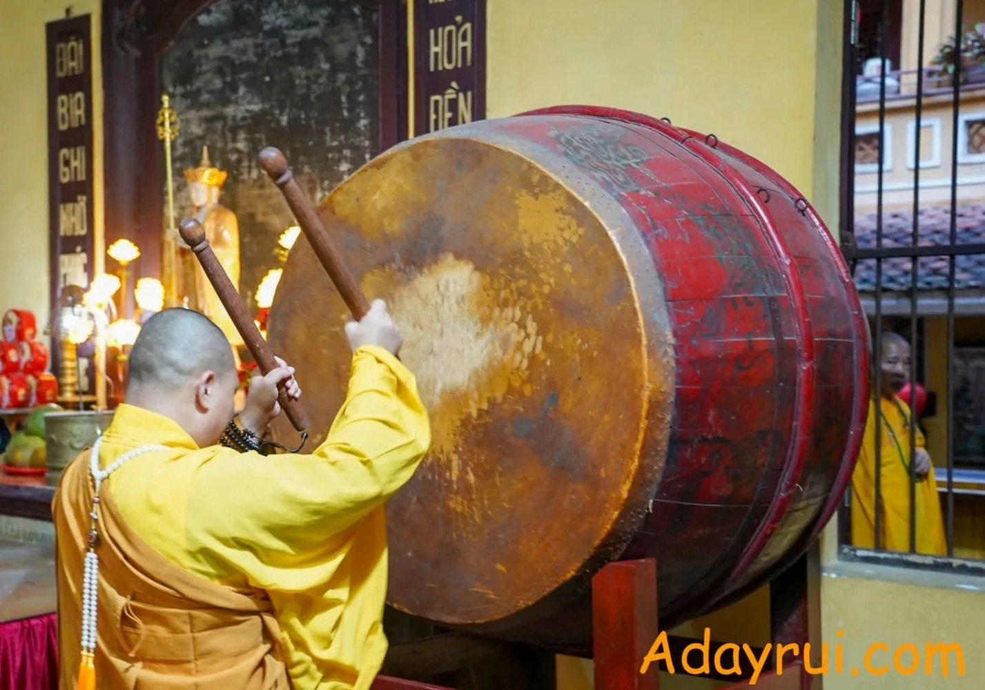 Không khí trang nghiêm trong một buổi lễ tôn giáo, gợi cảm hứng cho tranh quê hương