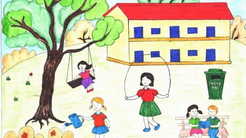 Khung cảnh sân trường rợp bóng cây với những giờ hoạt động ngoại khóa sôi nổi.