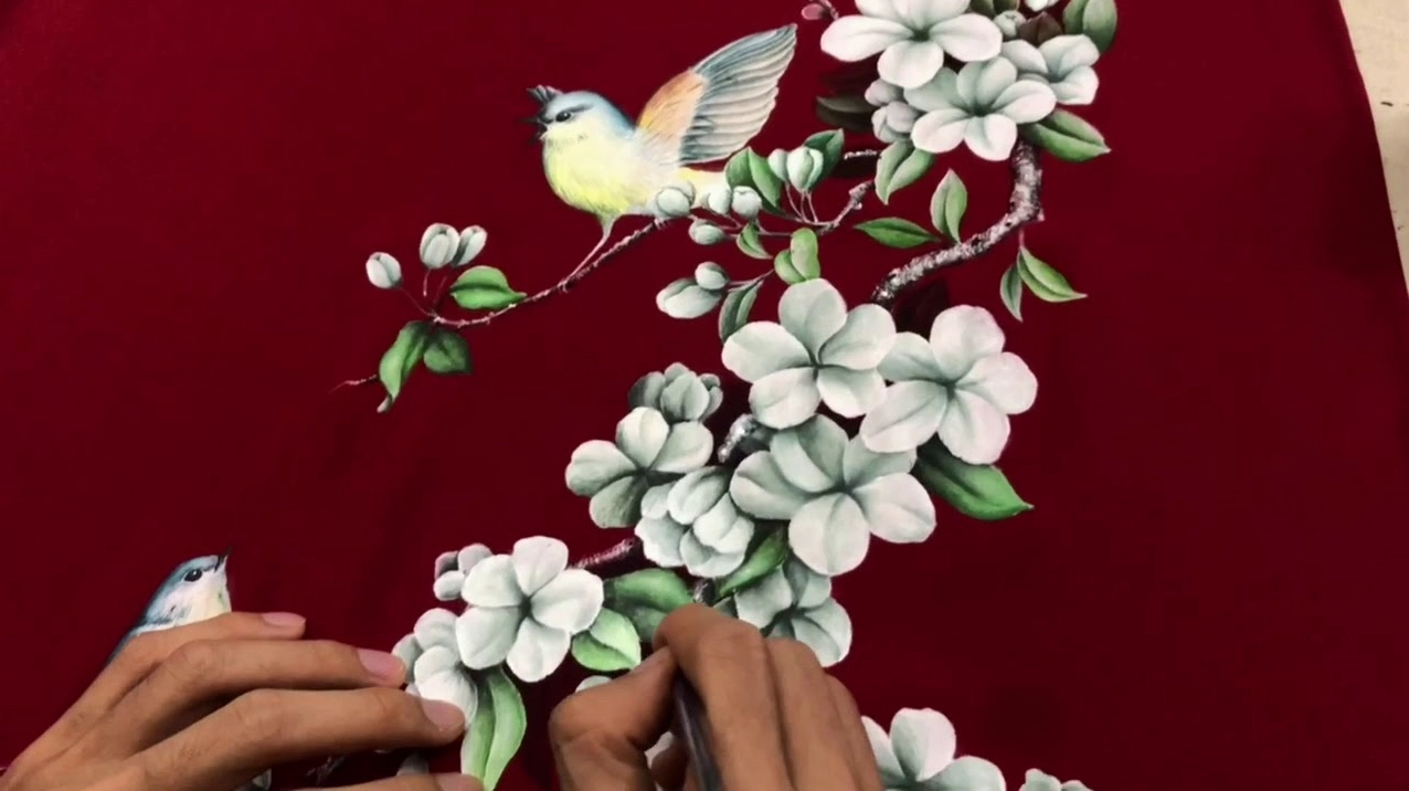Mẫu áo dài với họa tiết chấm bi hiện đại