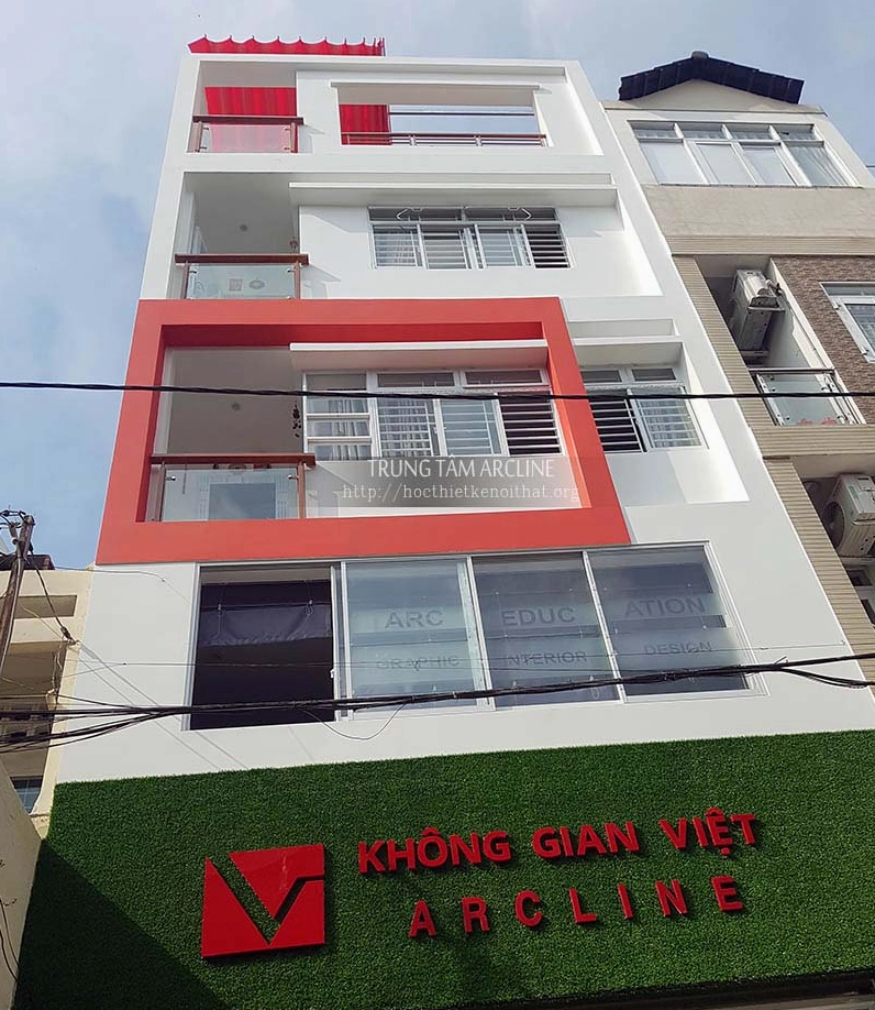 Một bài vẽ tĩnh vật hoàn chỉnh với bình hoa và quả