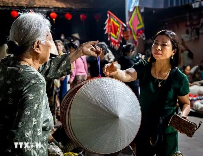 Nón lá làng Chuông tinh xảo