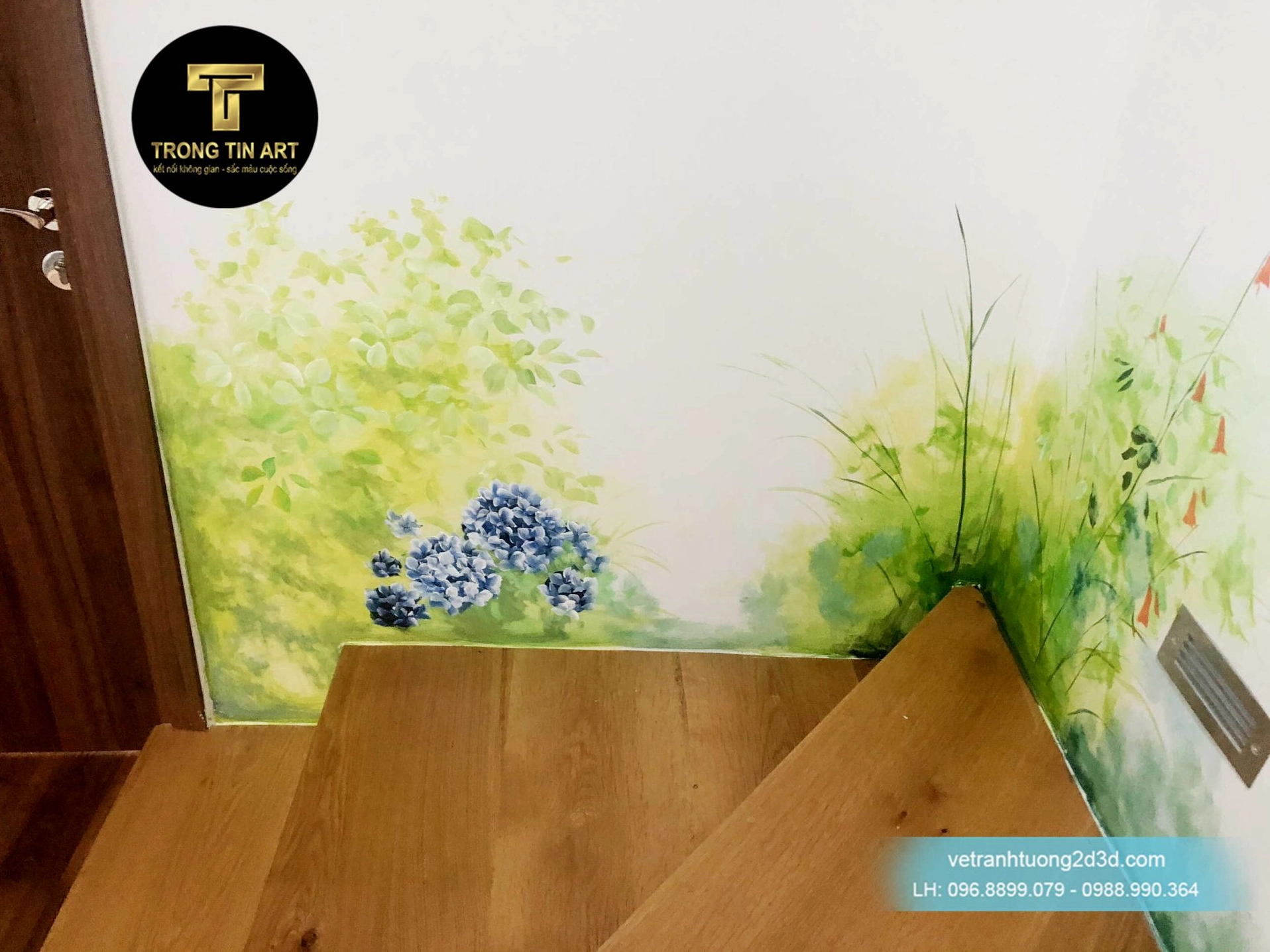 Phòng khách được trang trí bằng tranh tường phong cảnh thiên nhiên