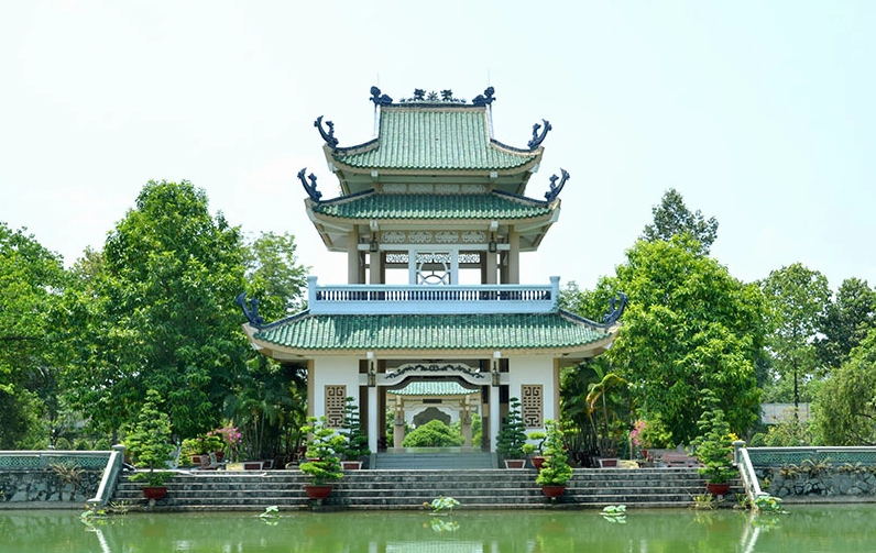 Toàn cảnh khuôn viên Văn Miếu Trấn Biên với cây xanh bao quanh