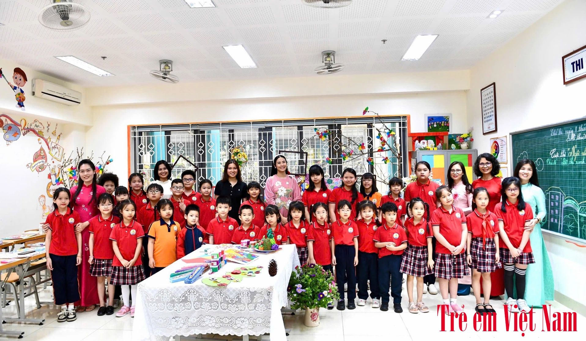 Trẻ em tham gia hoạt động vẽ tranh, thể hiện ước mơ về một đô thị xanh
