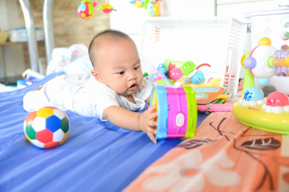 Trẻ sơ sinh với đồ chơi